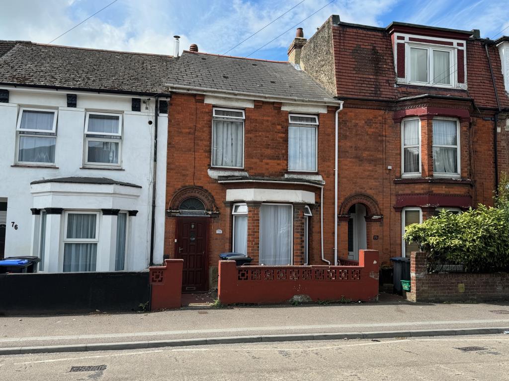 Lot: 79 - TERRACE HOUSE FOR INVESTMENT - Front of property